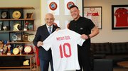 Mesut Özil Mehmet Büyükekşi’yi ziyaret etti!