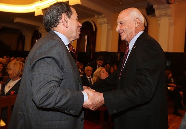 Dursun Özbek, Tudor sorunu pas geçti!