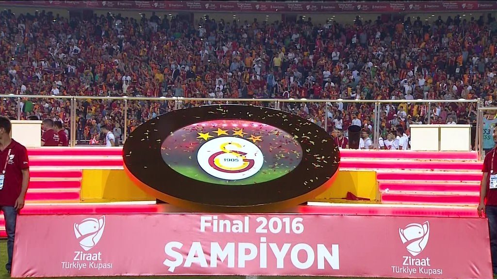 Aslan kupasını kaldırdı!