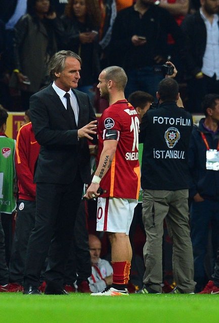 Wesley Sneijder hocasının kirasını ödemiş