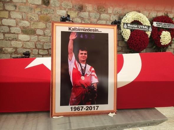 Efsane son yolculuğuna uğurlandı