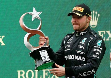 Bottas kupasıyla tribünleri selamladı! İşte o görüntüler