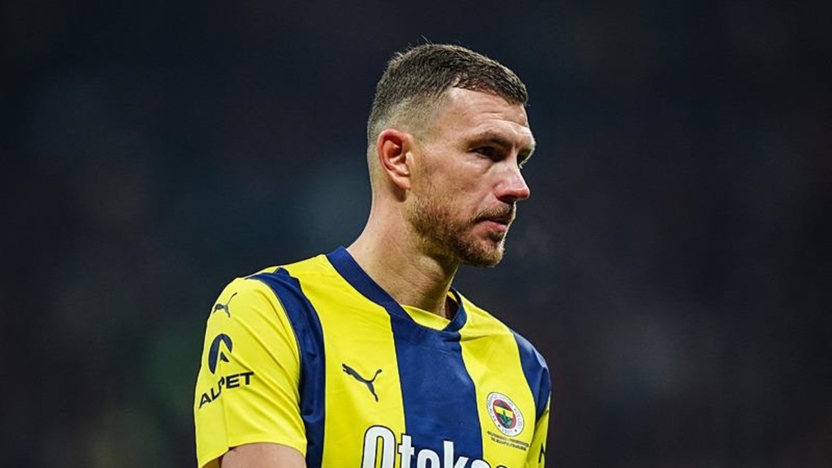 FENERBAHÇE HABERİ | Edin Dzeko karar aşamasında! Tamam mı, devam mı? FENERBAHÇE HABERİ | Edin Dzeko karar aşamasında! Tamam mı, devam mı?