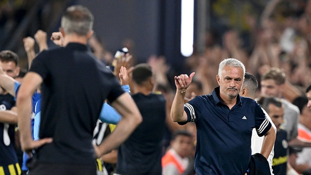Dış basından flaş manşet: Mourinho, Van Persie'ye ders verdi! Dış basından flaş manşet: Mourinho, Van Persie'ye ders verdi!