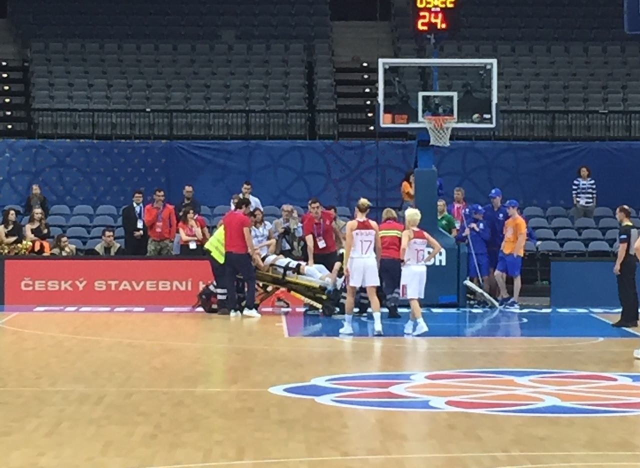 Milli oyuncu hastaneye kaldırıldı