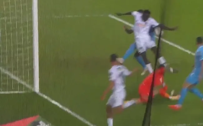 Trabzonspor - Konyaspor maçında tartışmalı pozisyon! Mame Diouf... - 1