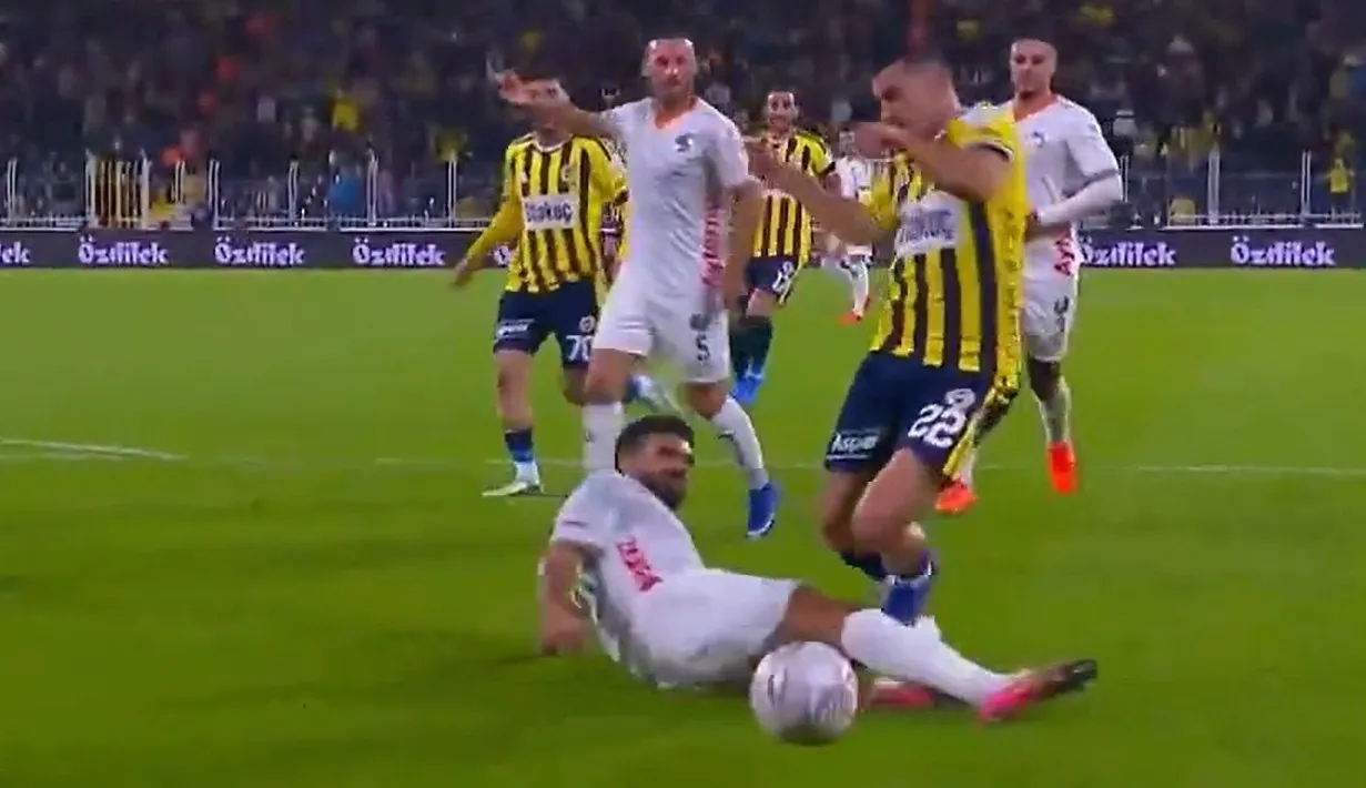 Fenerbahçe'ye penaltı! Alanyaspor maçında tartışmalı an