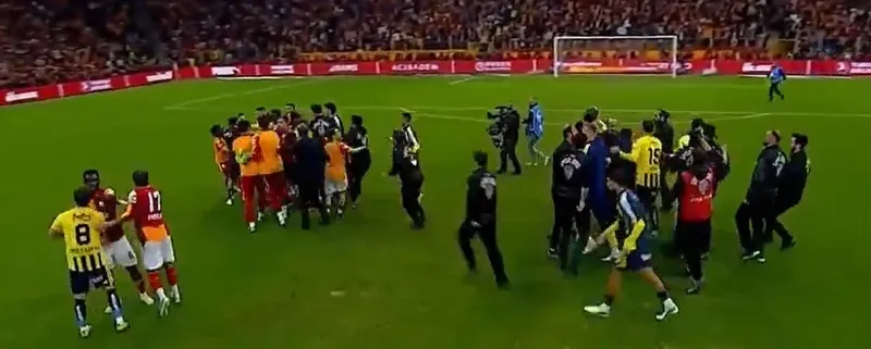 Galatasaray-Fenerbahçe derbisinde son düdükle ortalık karıştı! Kerem ve Sallai... - 1