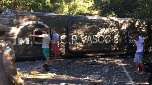 Vasco da Gama futbolcularını taşıyan otobüs devrildi