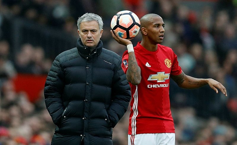 Fenerbahçe’ye Ashley Young’dan yeşil ışık