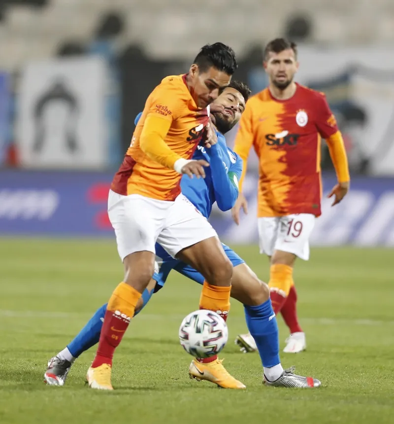 Son dakika: Galatasaray 10 kişi kaldı! Falcao 2. sarı karttan kırmızı kart gördü! - 3
