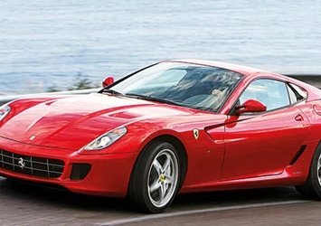 Burak Özçivit yeni Ferrari aldı!