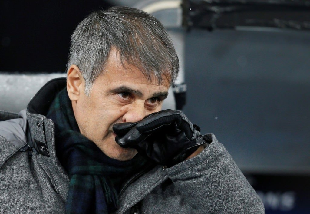 Dinamo Kiev taraftarı Beşiktaş bayrağı yaktı