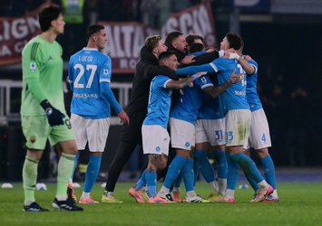 Napoli tek attı üç aldı!