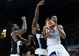 Anadolu Efes, Beşiktaş'ı devirdi
