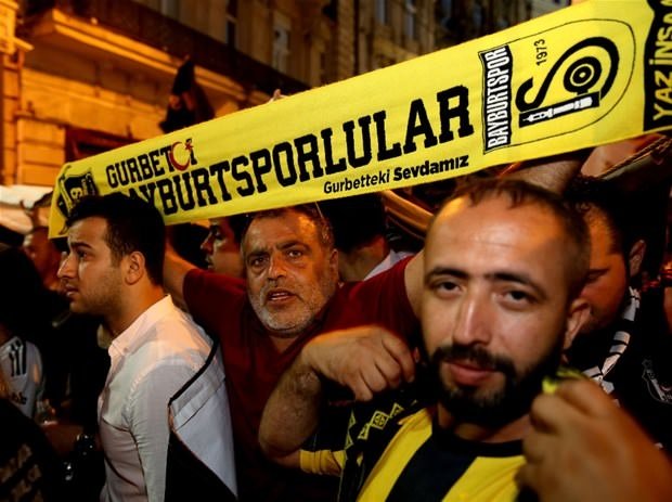 Taraftar grupları demokrasi yürüyüşünde