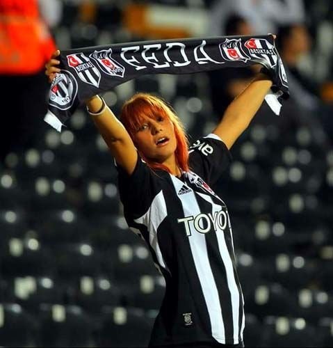 Beşiktaş - Lyon maçına kızıl saçlı kız damga vurdu