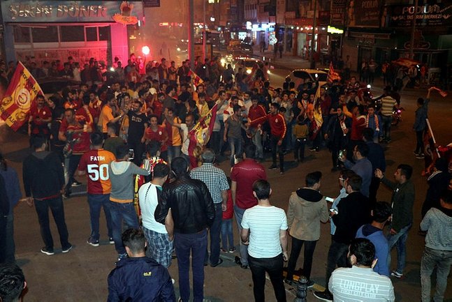 Galatasaray taraftarları sokaklara döküldü!