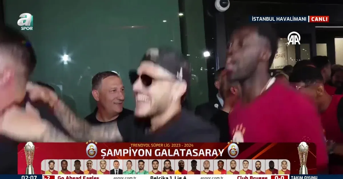 G.Saraylı oyunculardan havalimanında şarkılı kutlama!