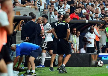 Tolgay direkt soyunma odasına gitti
