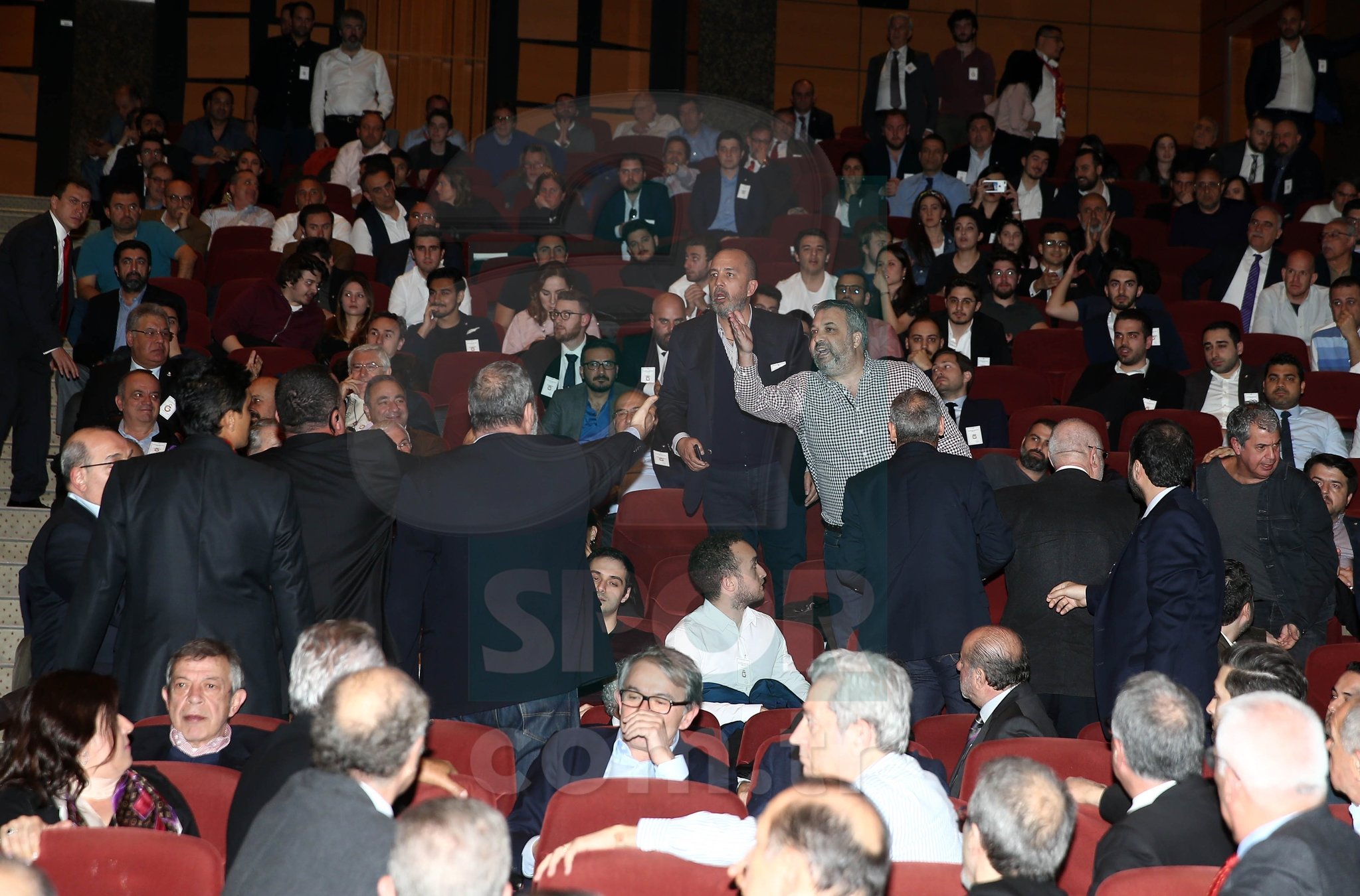 Galatasaray genel kurulunda kavga