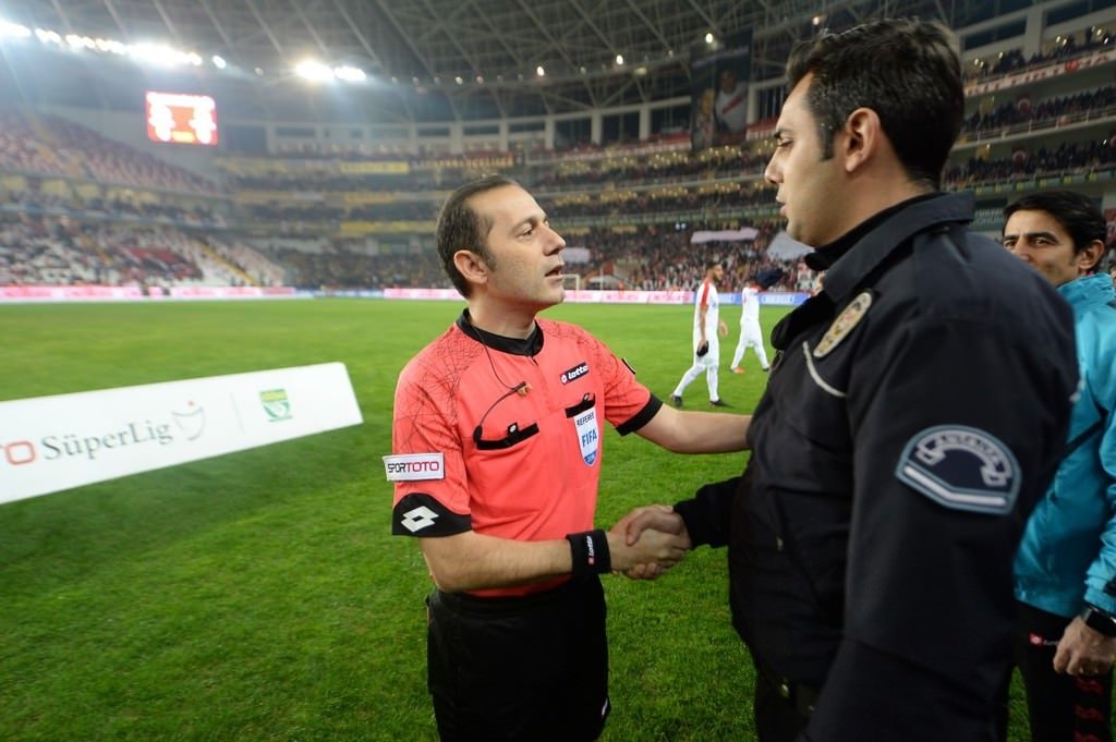 Cüneyt Çakır’a SMS yağmuru