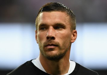 Podolski'den depremzedelere destek!