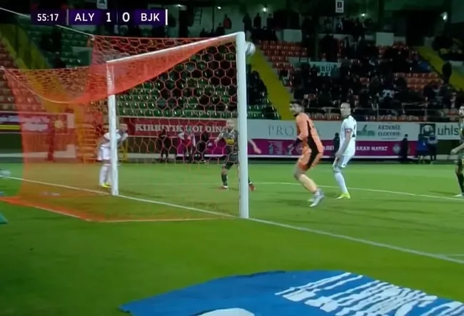 Alanyaspor - Beşiktaş maçında ilginç anlar! Babacar'ın şutunda top üst üste 2 kez direkten döndü - 2