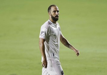 Falcao'ya Higuain engeli