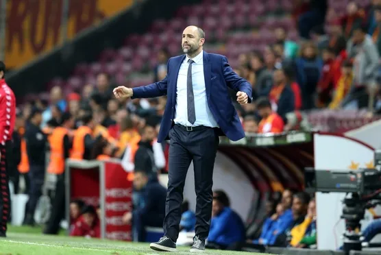 Galatasaray'da tarihi neşter