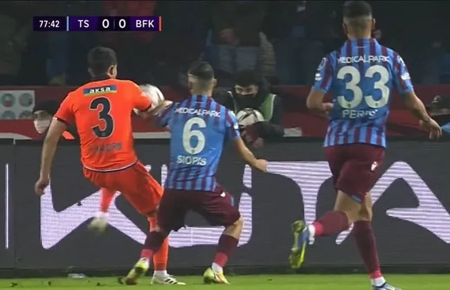 Trabzonspor - Başakşehir maçında penaltı beklentisi! İşte Hasan Ali Kaldırım'ın yer aldığı o pozisyon... - 1