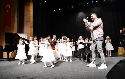 Şarkıcı Burak Kut 23 Nisan etkinlikleri kapsamında Samsun’da sahne aldı