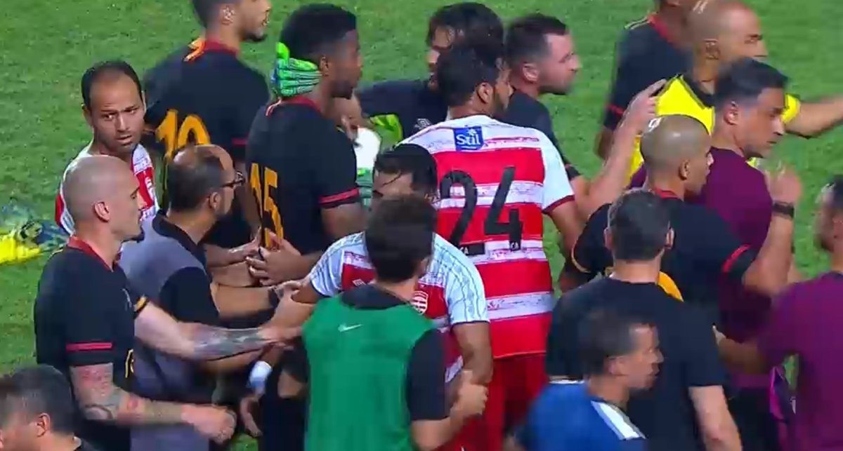 Club Africain - Galatasaray maçında olay! Bu adamlar normal değil