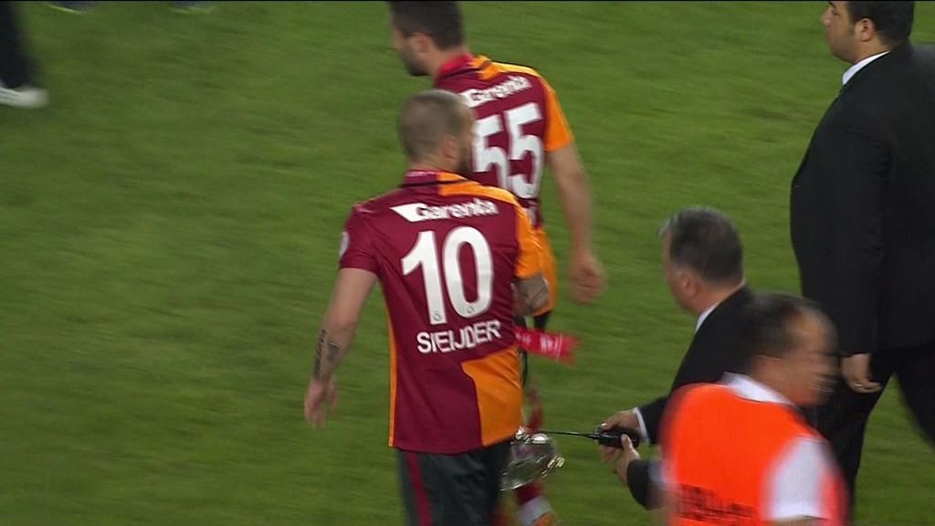 Aslan kupasını kaldırdı!