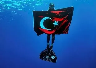 100 metrede Türk bayrağı açtı