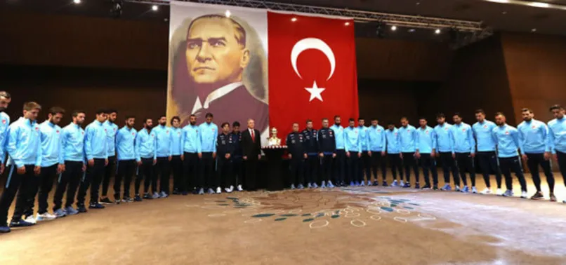 A Millilerden, Atatürk için saygı duruşu