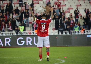 Rey Manaj takımını sırtladı!