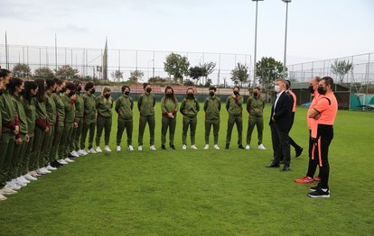 Trabzonspor Kulübü Başkanı Ahmet Ağaoğlu, kadın futbol takımını ziyaret etti