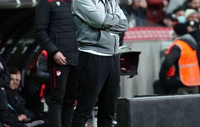 SON DAKİKA HABERLERİ - Süper Lig ekibi Altay’da teknik direktör Serkan Özbalta istifa etti!
