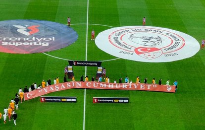 Galatasaray ve Beşiktaşlı futbolcular birlikte Yaşasın Cumhuriyet pankartı ile sahaya çıktılar.