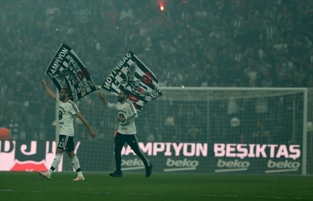 Maç sonunda Arena’da büyük çoşku!