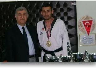 Engelini, kazandığı madalyalarla aşıyor