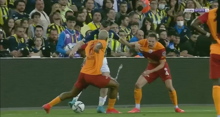 Fenerbahçe'nin golü öncesi Galatasaray'dan faul itirazı! - 2