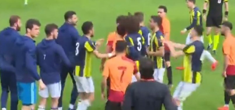 Fenerbahçe - Galatasaray U21 maçında saha karıştı!
