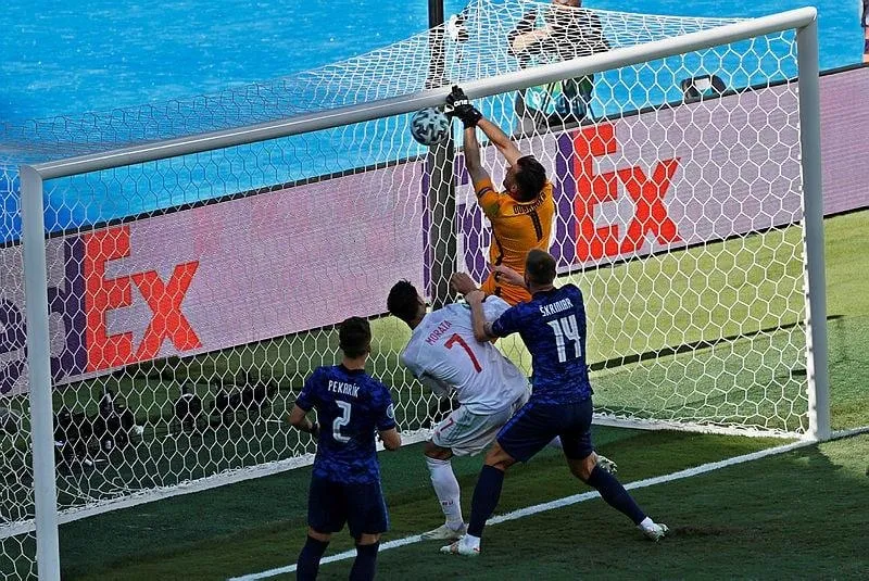 Slovakya-İspanya maçında Martin Dubravka'dan büyük hata! Kendi kalesine tokatladı - 1