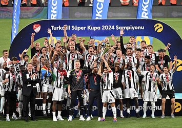 Süper Kupa şampiyonu Beşiktaş kupayı kaldırdı!