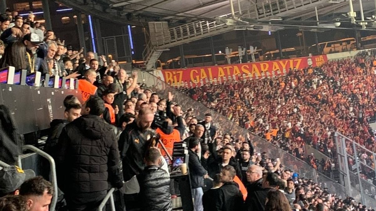 Beşiktaş taraftarından Galatasaraylı teknik ekibe tepki! Beşiktaş taraftarından Galatasaraylı teknik ekibe tepki!