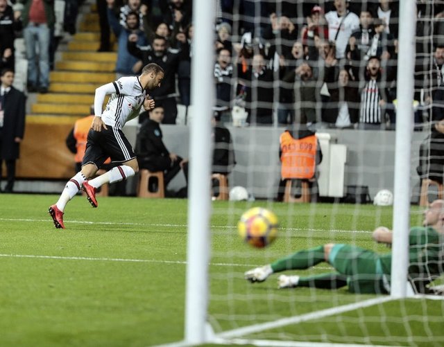 13 takım Cenk Tosun’un peşinde