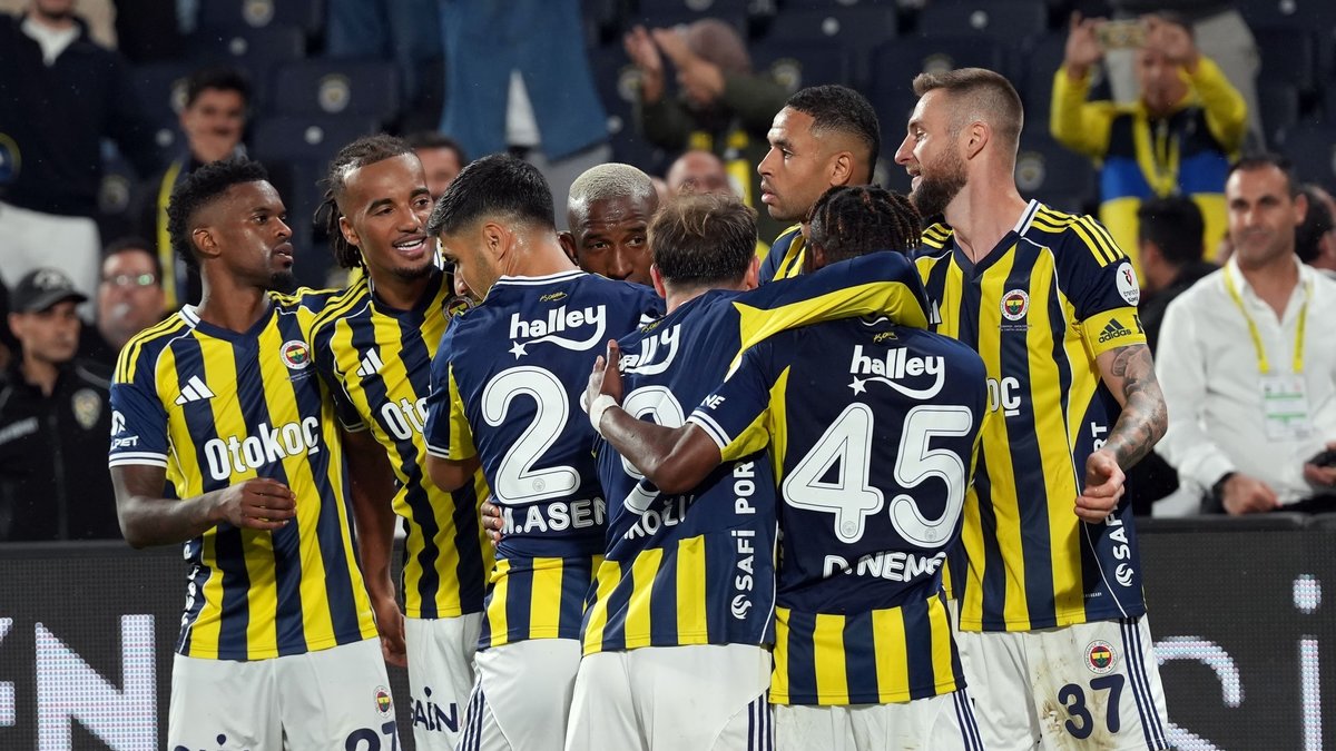 Fenerbahçe'de 11 yıl sonra bir ilk! Yeni transfer rekor kırdı Fenerbahçe'de 11 yıl sonra bir ilk! Yeni transfer rekor kırdı