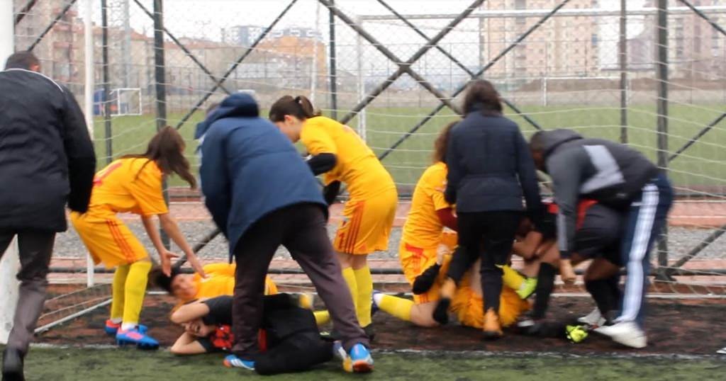 Kayseri’de kadın futbolcular kavga etti